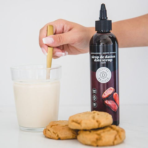 Lait chaud avec le sirop de dattes