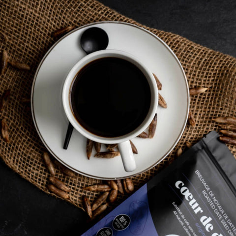 Une tasse de café avec le breuvage coeur de dattes de Création Delicia