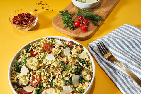 Salade d’Orzo Sans Gluten Tricolore aux Courgettes, Épinards et Parmesan