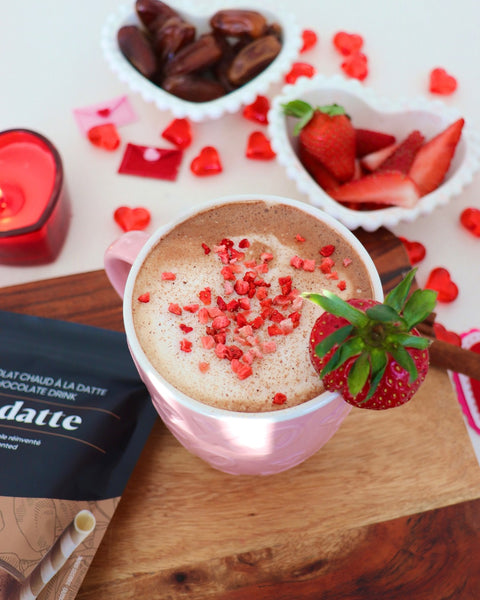 Délicieux breuvage de chocolat chaud chocodatte avec fraises