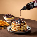 Pancake avec bleuets et coulis de sirop de dattes biologique et crème fouettée