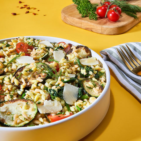 Plat de salade d'orzo sans gluten et zucchinis grillés et fromage parmesan