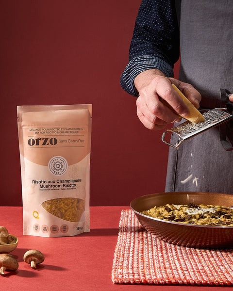 Homme qui prépare un risotto avec l'orzo sans gluten de Création Delicia