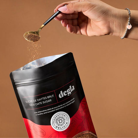 Cuillère qui montre la texture du sucre de dattes biologique Degla